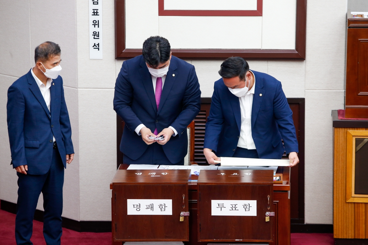 20220701-018[_P7U2053-제259회 임시회 제1차 본회의 의장선거시 감표위원 활동.JPG