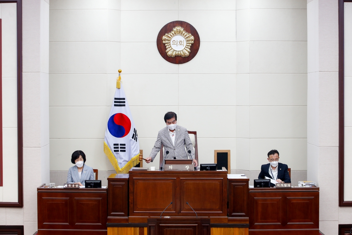20220701-071[_P7U2186-제259회 임시회 제1차 본회의시 안주찬 의장 회의주재.JPG