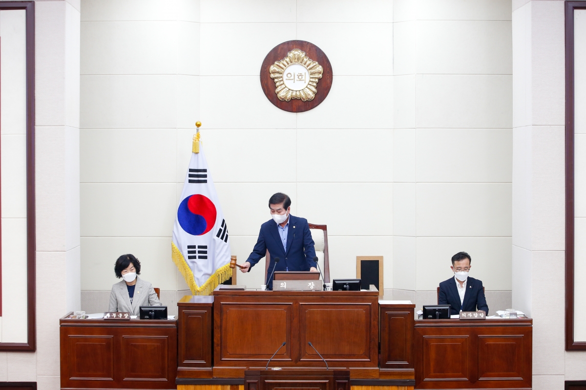 20220712-017[_P7U4033-제260회 임시회 제1차 본회의시 안주찬 의장 회의주재.JPG