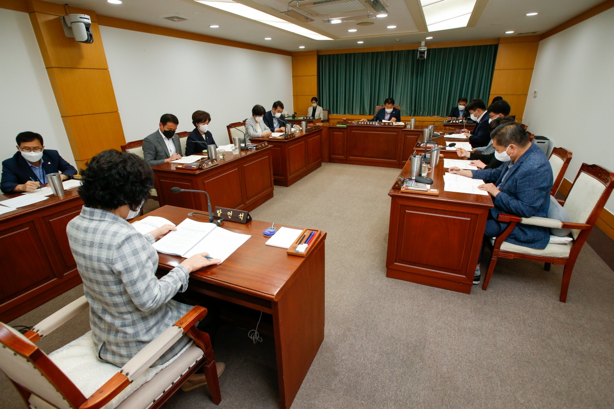 20220713-002[_P7U4124-제260회 임시회시 의회운영위원회 소관 2022년도 주요업무 보고의 건 활동.JPG