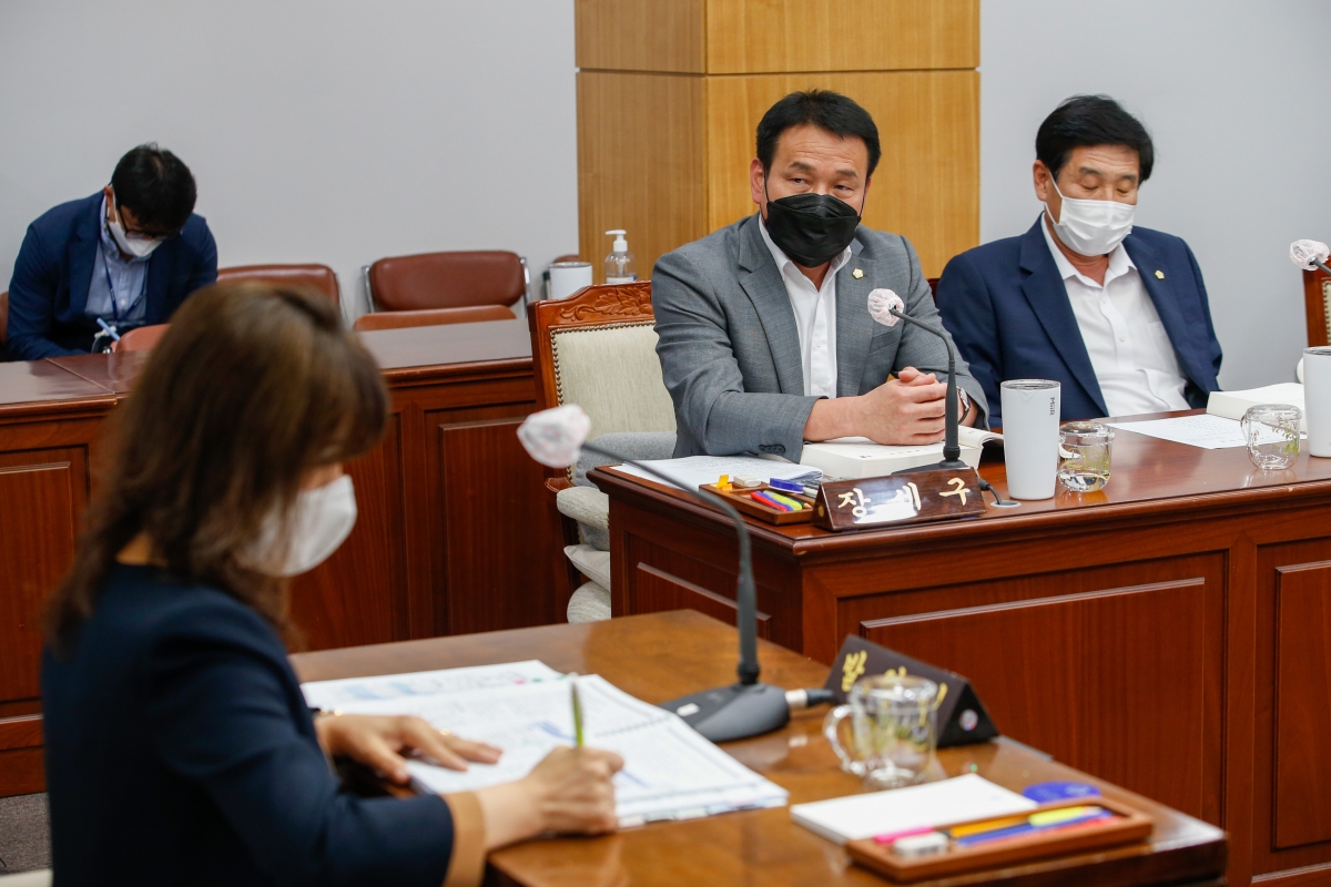 20220713-092[_P7U4373-제260회 임시회시 산업건설위원회 소관 2022년도 주요업무 보고의 건 활동.JPG