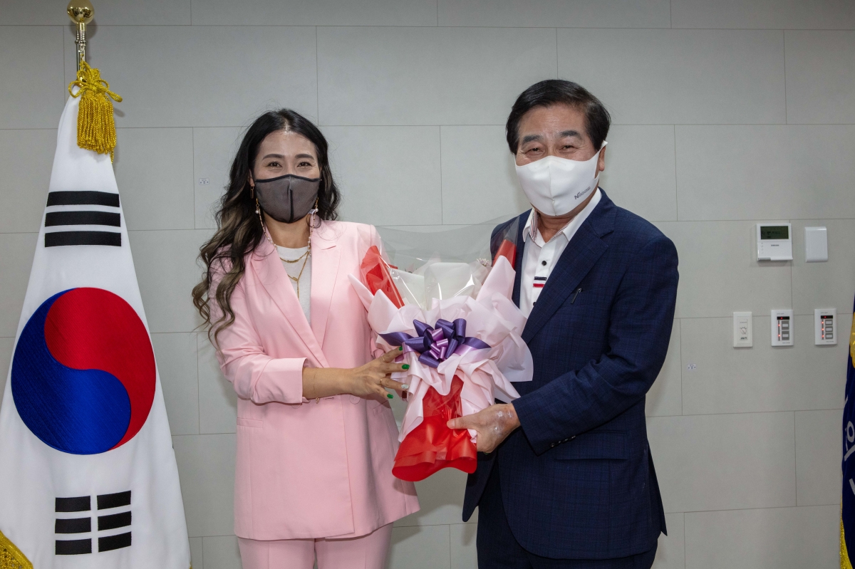 20220715-139[IMG_1543-구미시학원연합회 회장단 일행 의장실 방문.JPG