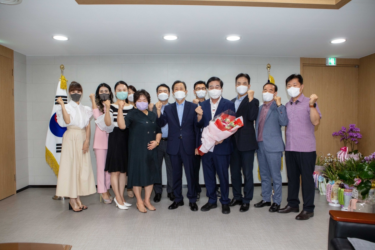 20220715-142[IMG_1549-구미시학원연합회 회장단 일행 의장실 방문.JPG