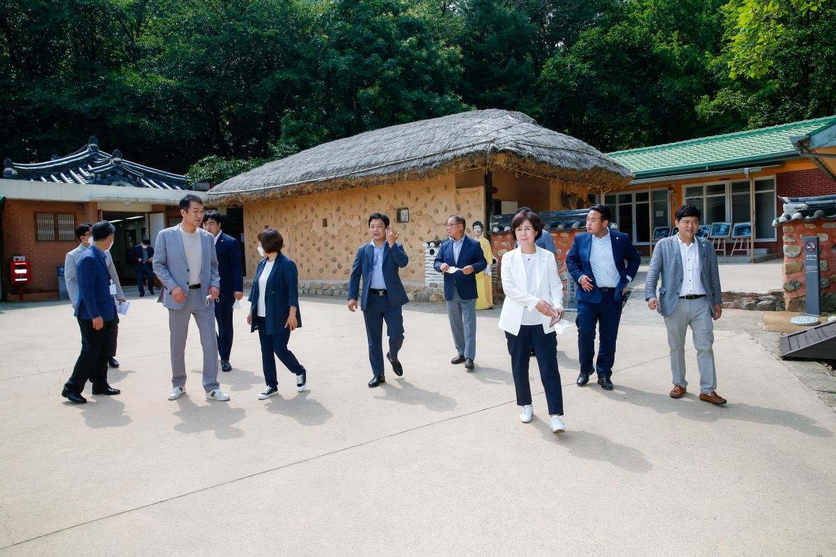 20220719-082[_P7U5934-제260회 임시회 기획행정위원회 박정희대통령 생가 현장방문.JPG