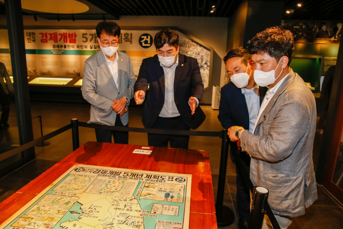 20220719-123[_P7U6037-제260회 임시회 기획행정위원회 박정희대통령 역사자료관 현장방문.JPG