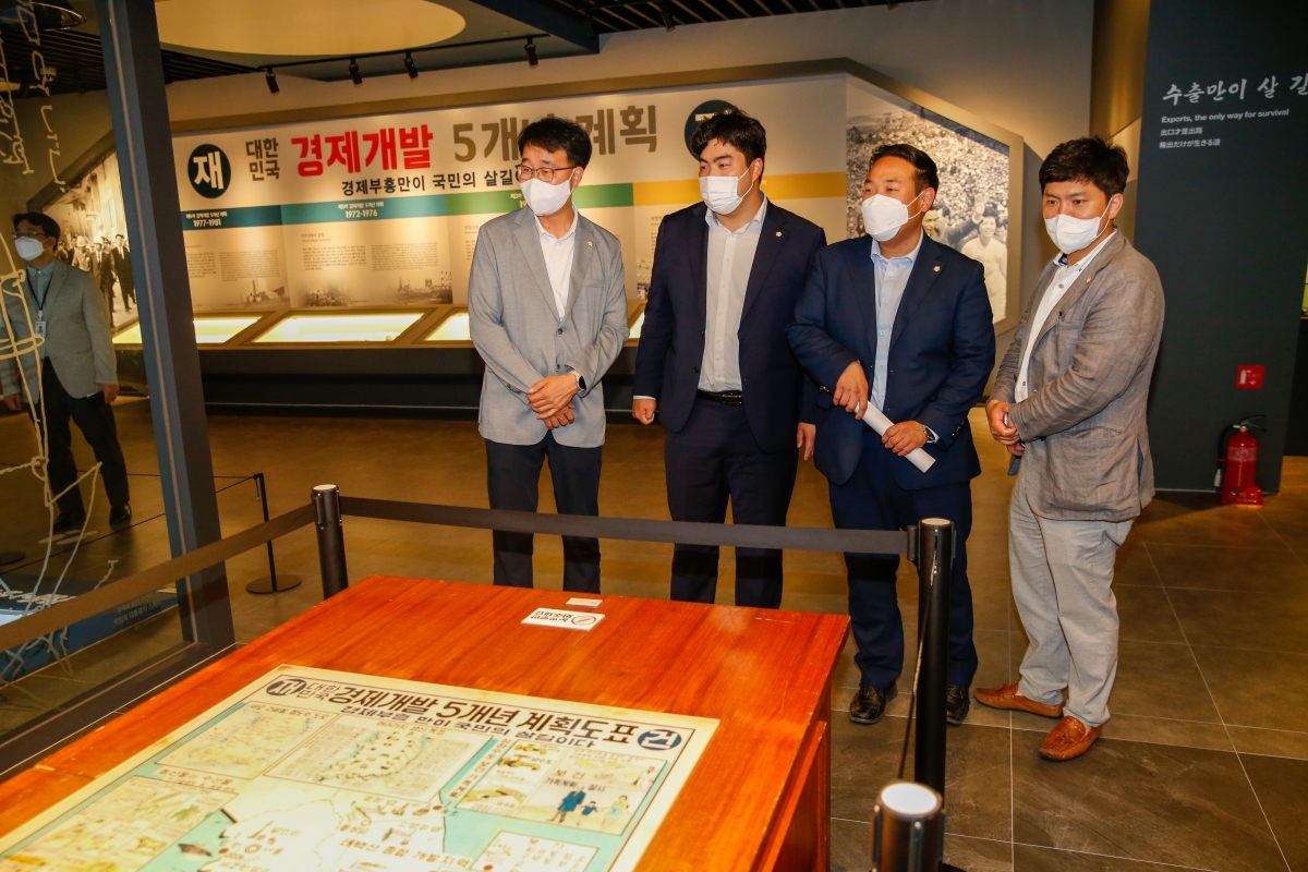 20220719-122[_P7U6036-제260회 임시회 기획행정위원회 박정희대통령 역사자료관 현장방문.JPG