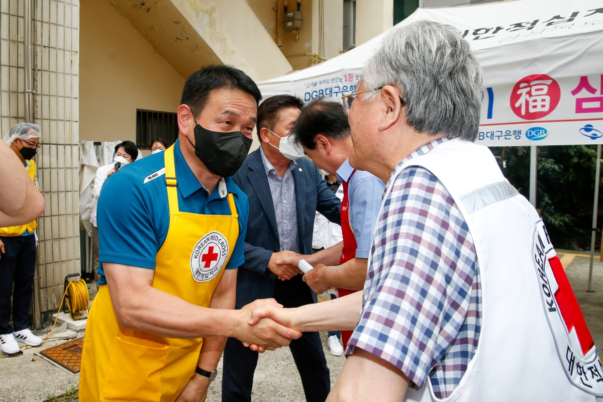 20220809-042[_P7U7839-대구은행과 적십자가 함께하는 복 삼계탕 나눔행사.JPG