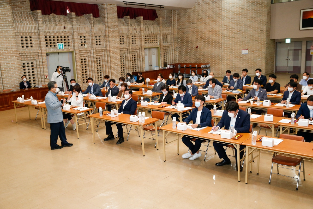20220826-029[_P7U8637-구미시의회 의원 의정실무 및 부패방지·이해충돌방지법 교육-최민수 박사 초청 특강.jpg
