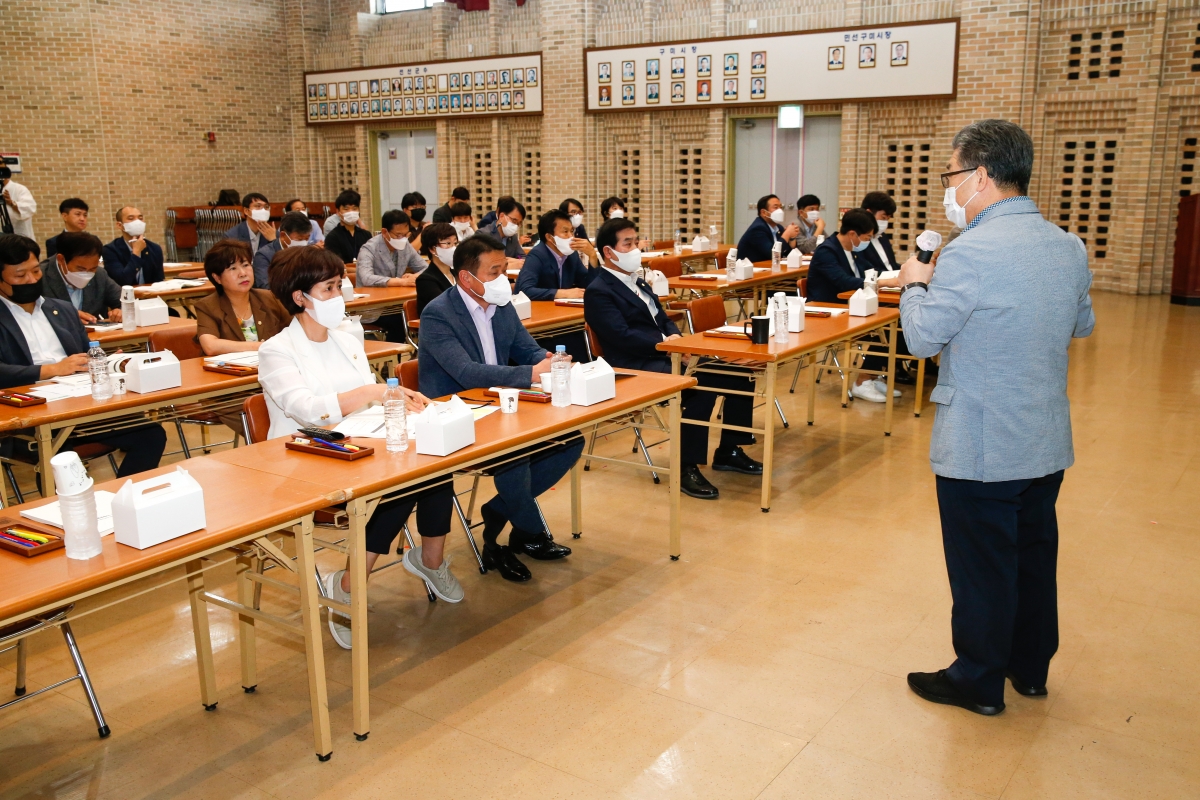 20220826-036[_P7U8659-구미시의회 의원 의정실무 및 부패방지·이해충돌방지법 교육-최민수 박사 초청 특강.jpg