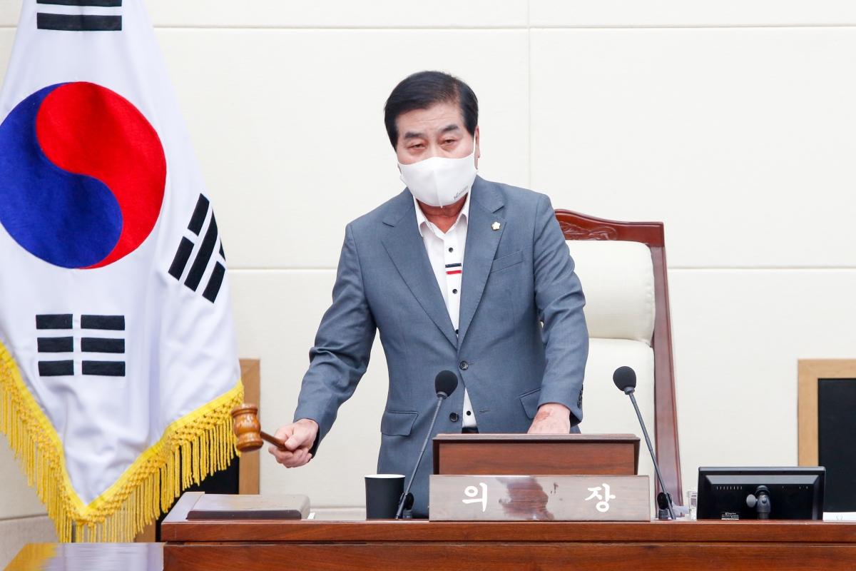 20220901-010[_P7U9964-제261회 제1차 정례회 제1차 본희의시 안주찬 의장 회의주재.JPG