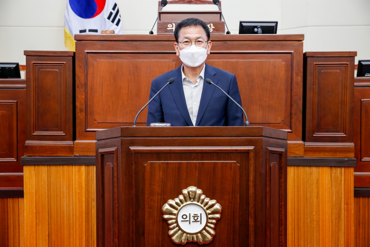 20220901-051[_P7U0115-제261회 제1차 정례회 제1차 본회의시 예산결산특별위원장에 호선된 박교상 의원 인사.JPG