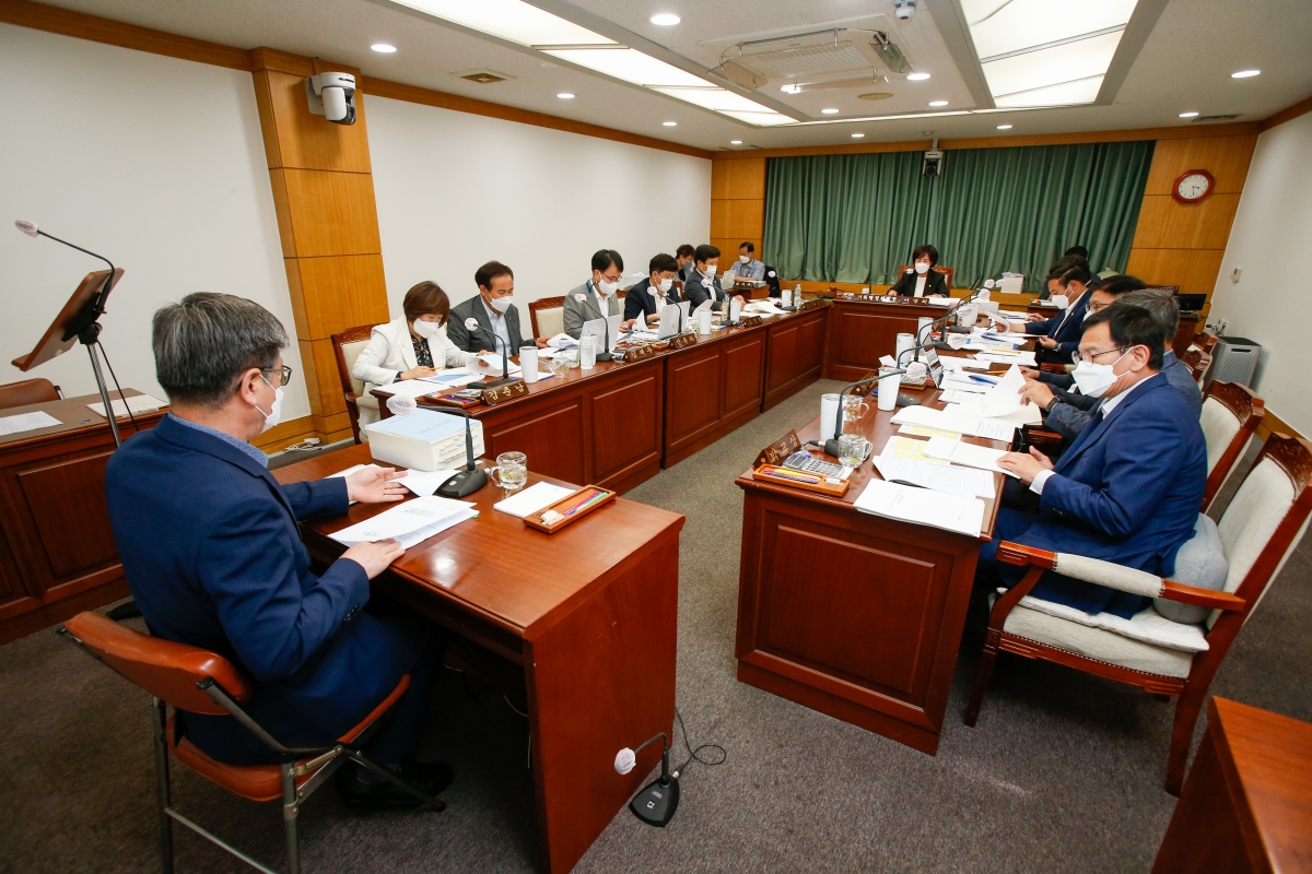 20220902-023[_P7U0490-제261회 제1차 정례회 제1차 기획행정위원회 소관 조례안 및 2021회계연도 세입·세출결산승인안 예비심사 활동.JPG