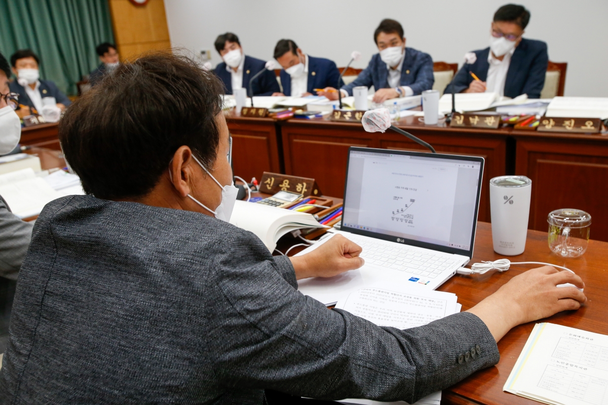 20220902-047[_P7U0415-제261회 제1차 정례회 제1차 기획행정위원회 소관 조례안 및 2021회계연도 세입·세출결산승인안 예비심사 활동.JPG