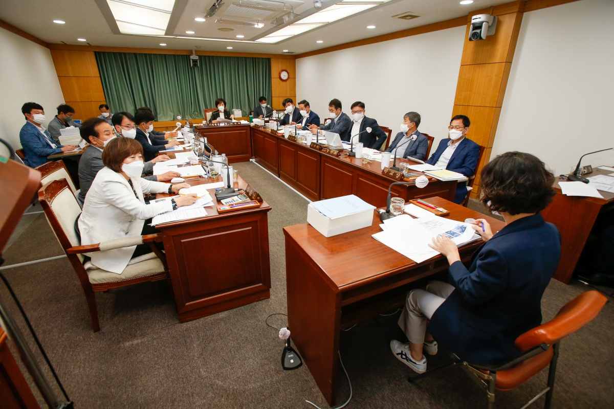 20220902-025[_P7U0500-제261회 제1차 정례회 제1차 기획행정위원회 소관 조례안 및 2021회계연도 세입·세출결산승인안 예비심사 활동.JPG