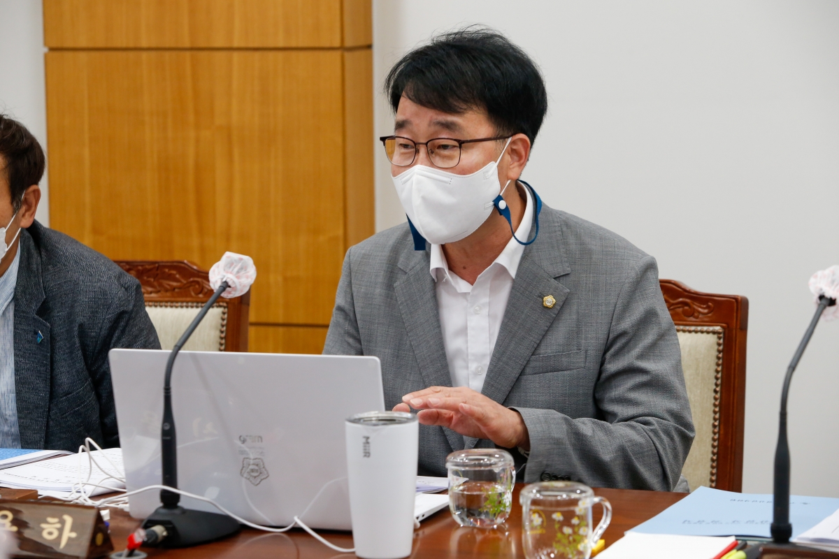 20220902-059[_P7U0454-제261회 제1차 정례회 제1차 기획행정위원회 소관 조례안 및 2021회계연도 세입·세출결산승인안 예비심사 활동.JPG