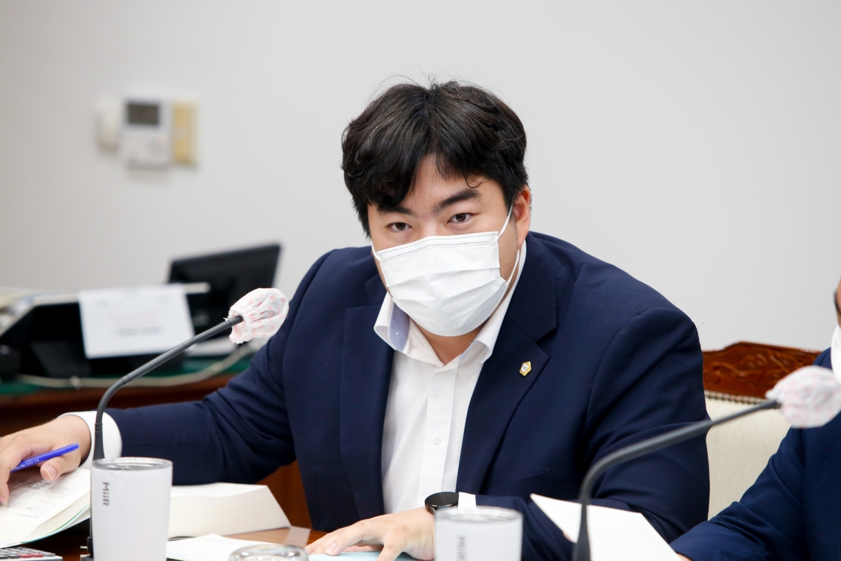 20220902-065[_P7U0298-제261회 제1차 정례회 제1차 기획행정위원회 소관 조례안 및 2021회계연도 세입·세출결산승인안 예비심사 활동.JPG