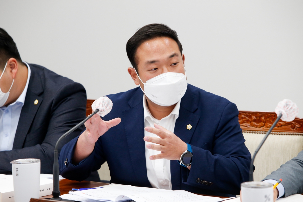20220905-016[_P7U0722-제261회 제1차 정례회 기획행정위원회 소관 2022년도 제1회 추경예산안 및 기금운용변경계획안 예비심사활동.JPG