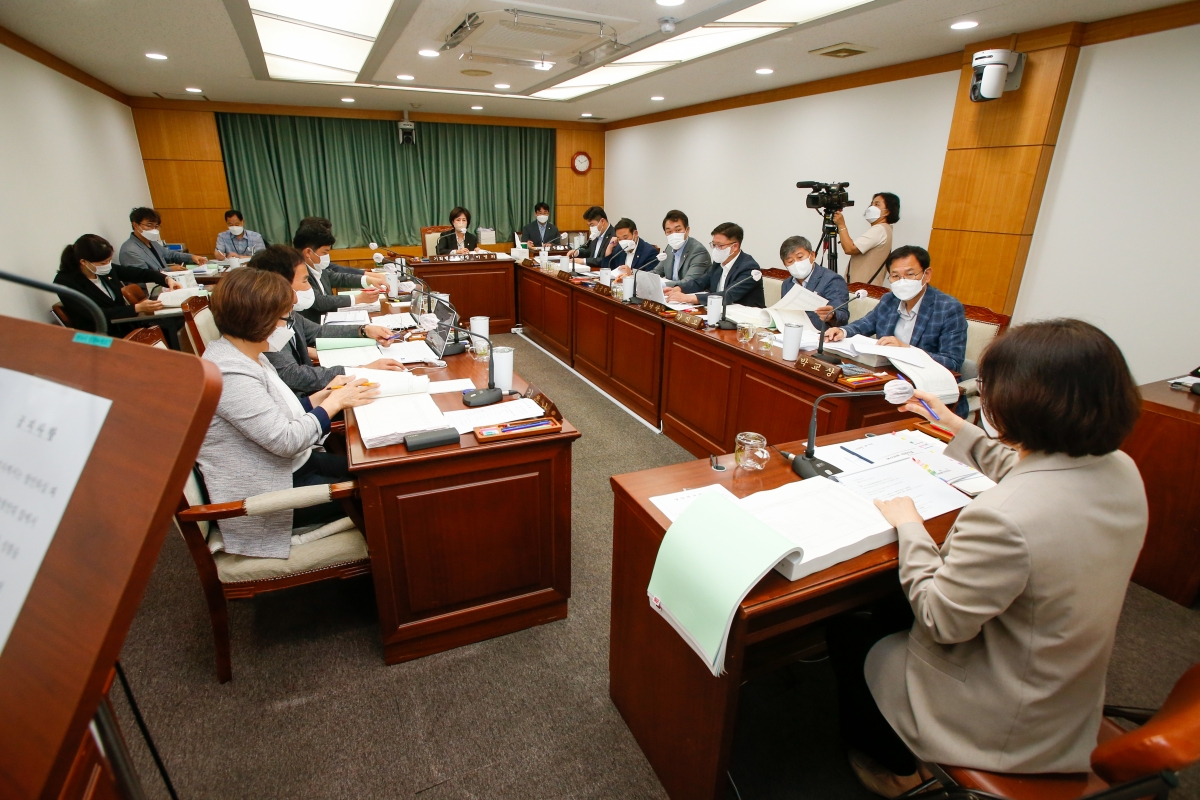 20220905-003[_P7U0678-제261회 제1차 정례회 기획행정위원회 소관 2022년도 제1회 추경예산안 및 기금운용변경계획안 예비심사활동.JPG