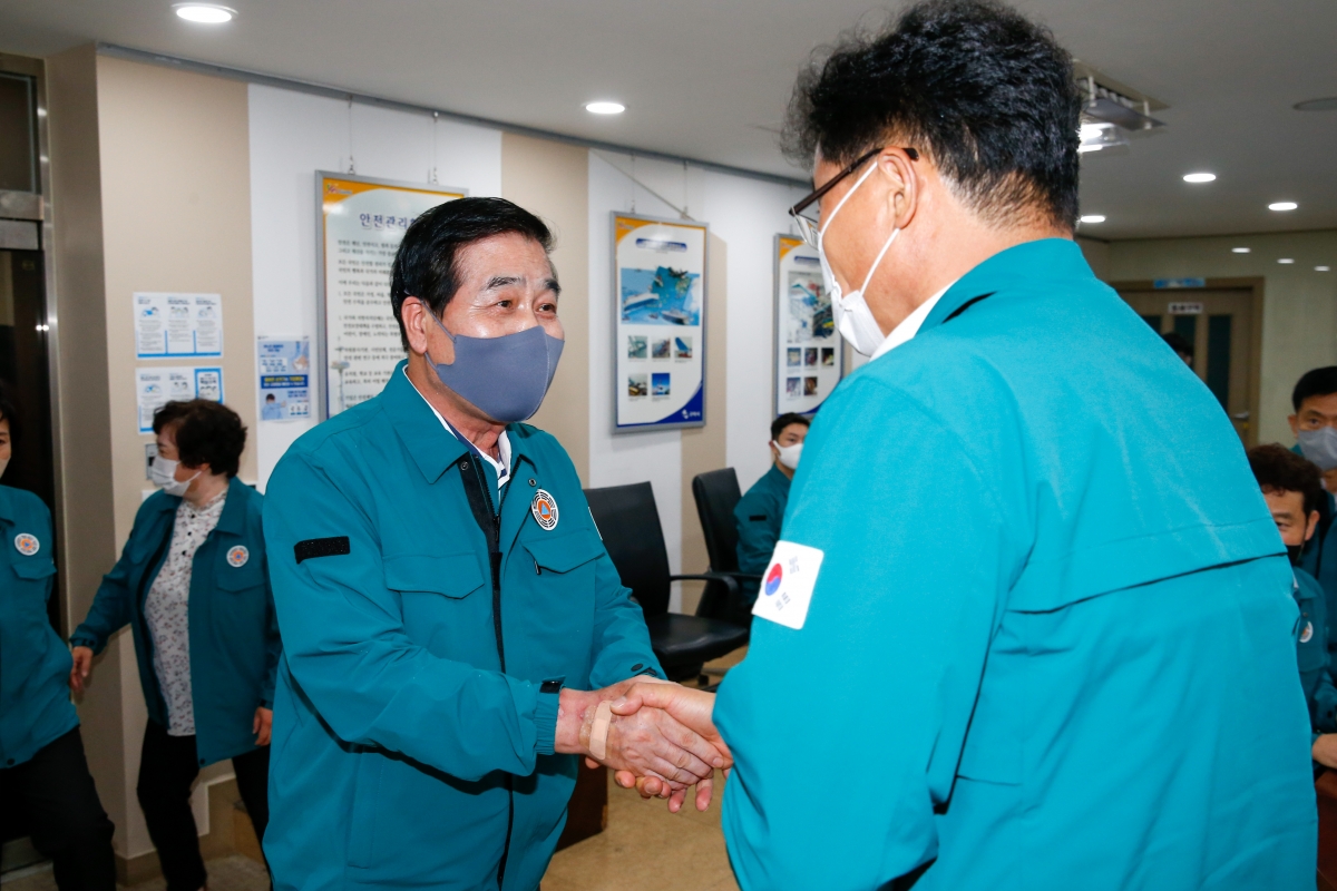 20220905-063[_P7U0817-구미시의회 의장 일행 태풍 11호 힌남노 북상함에 따라 구미시 재난상황실 방문 격려.JPG