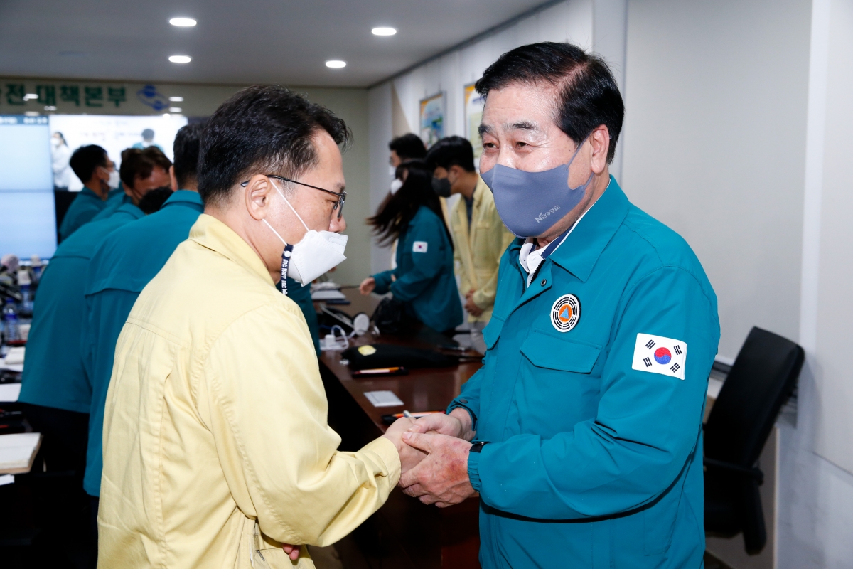 20220905-069[_P7U0838-구미시의회 의장 일행 태풍 11호 힌남노 북상함에 따라 구미시 재난상황실 방문 격려.JPG