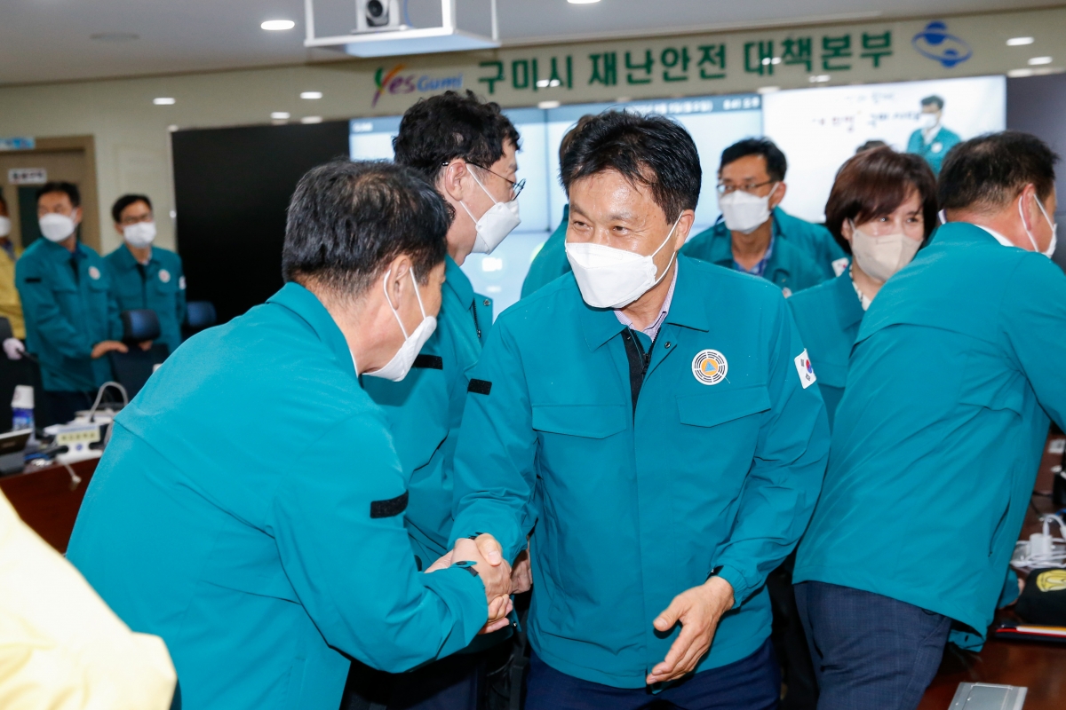 20220905-070[_P7U0842-구미시의회 의장 일행 태풍 11호 힌남노 북상함에 따라 구미시 재난상황실 방문 격려.JPG
