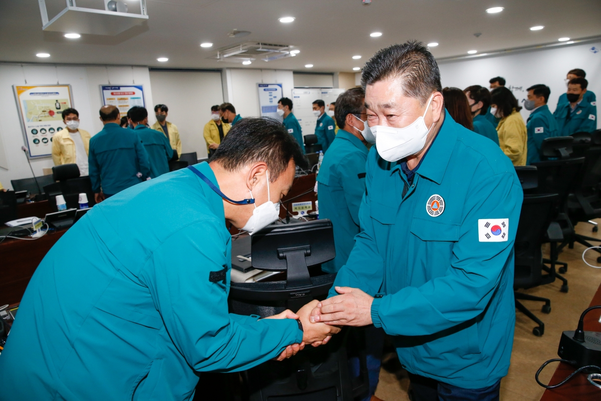20220905-068[_P7U0833-구미시의회 의장 일행 태풍 11호 힌남노 북상함에 따라 구미시 재난상황실 방문 격려.JPG
