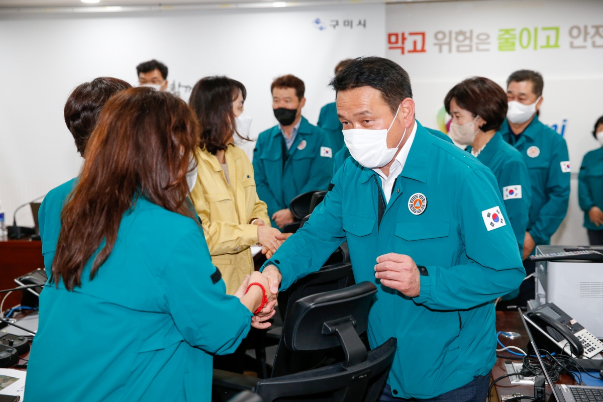 20220905-065[_P7U0824-구미시의회 의장 일행 태풍 11호 힌남노 북상함에 따라 구미시 재난상황실 방문 격려.JPG
