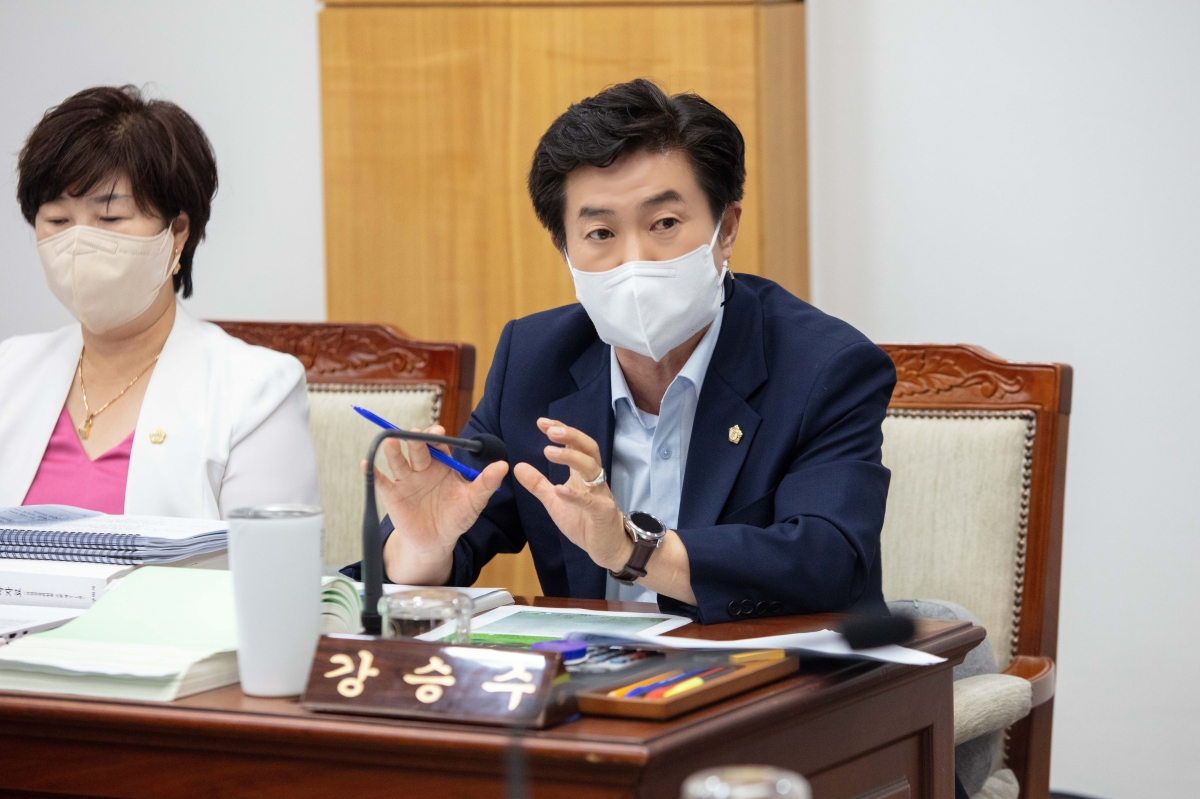 20220919-016[IMG_2369-제261회 제1차 정례회 산업건설위원회 소관 2022년도 행정사무감사 활동.jpg