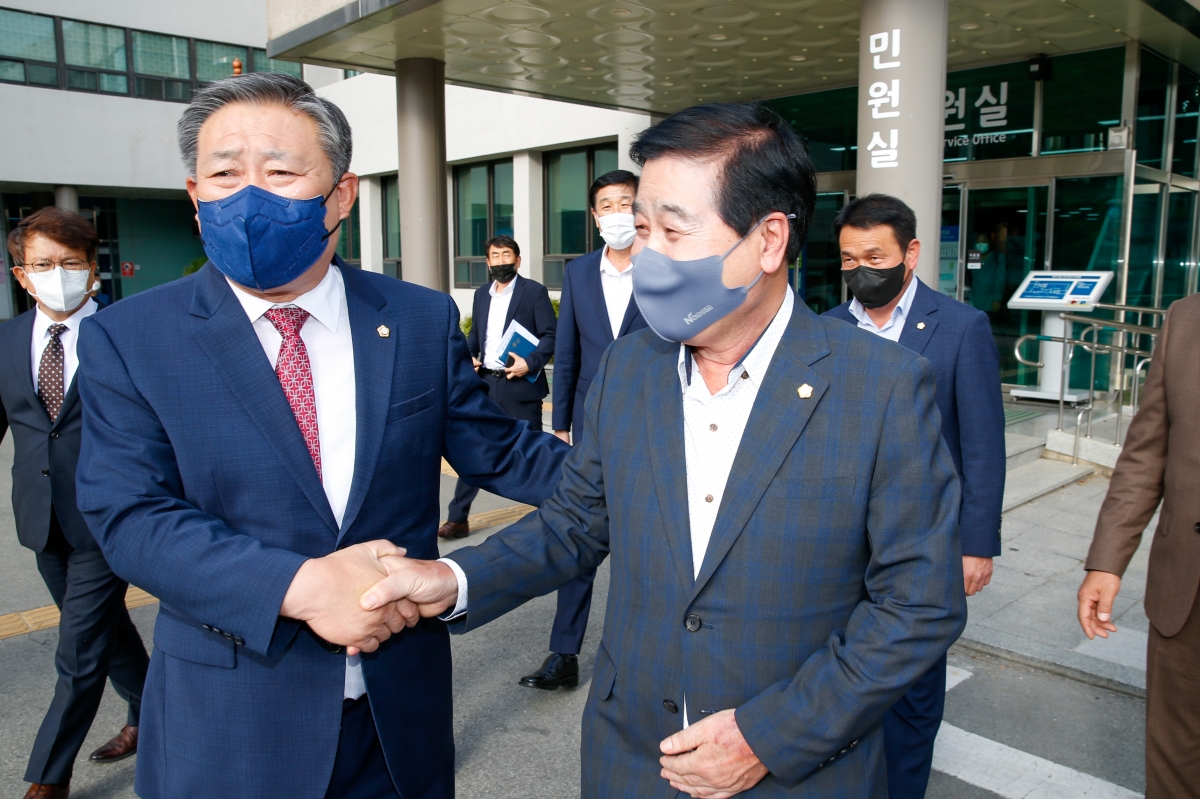 20220922-045[_P7U3244-힌남노 태풍피해지역 물품전달을 위해 경주시의회 방문.JPG