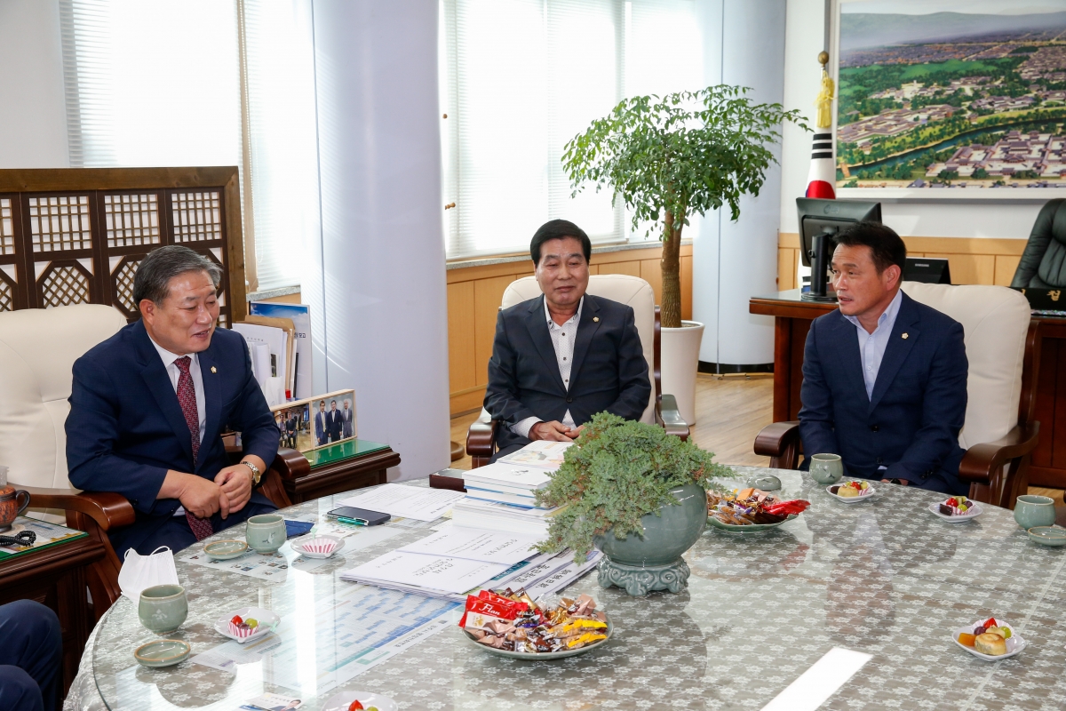 20220922-035[_P7U3221-힌남노 태풍피해지역 물품전달을 위해 경주시의회 방문 .JPG