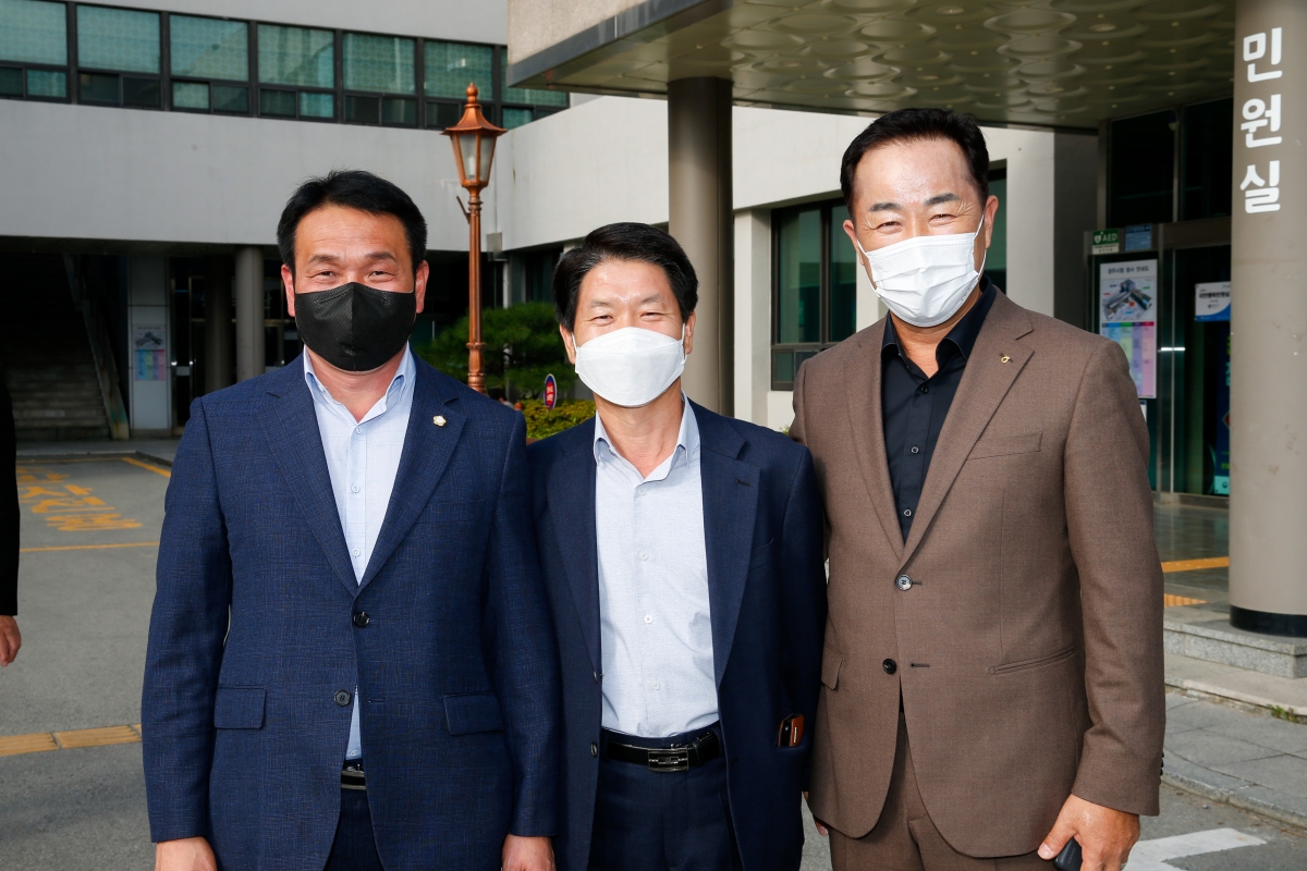 20220922-047[_P7U3251-힌남노 태풍피해지역 물품전달을 위해 경주시의회 방문.JPG