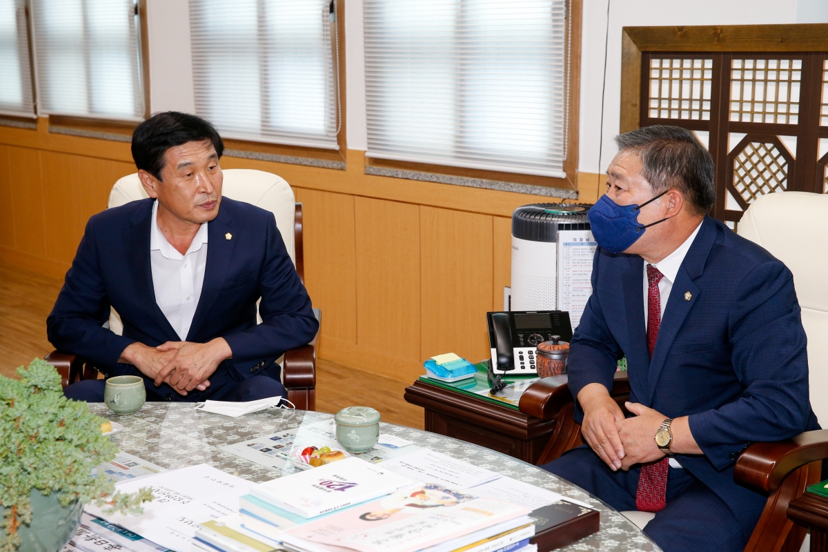 20220922-029[_P7U3199-힌남노 태풍피해지역 물품전달을 위해 경주시의회 방문 .JPG