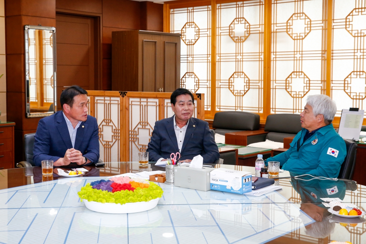 20220922-067[_P7U3331-힌남노 태풍피해지역 물품전달을 위해 포항시의회 방문.JPG