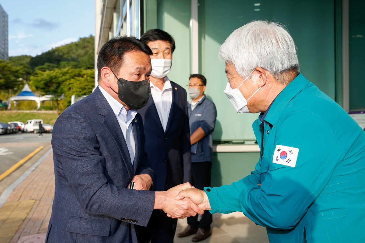 20220922-073[_P7U3349-힌남노 태풍피해지역 물품전달을 위해 포항시의회 방문.JPG
