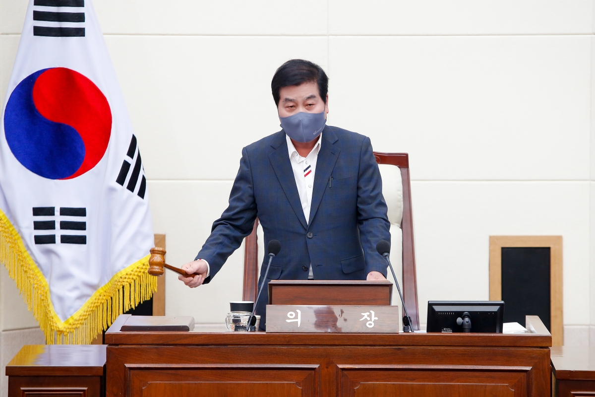 20220923-005[_P7U3356-제261회 제1차 정례회 제2차 본회의시 안주찬 의장 회의주재.jpg
