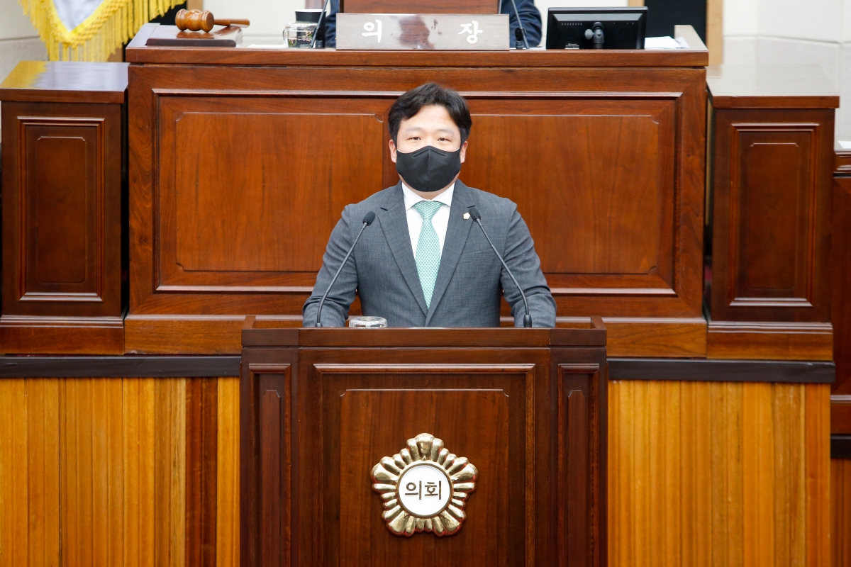 20220923-027[_P7U3486-제261회 제1차 정례회 제2차 본회의시 김원섭 기획행정위원회간사 조례안 심사결과보고.JPG