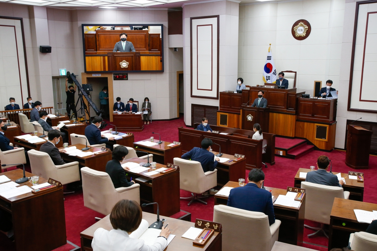 20220923-034[_P7U3507-제261회 제1차 정례회 제2차 본회의시 김원섭 기획행정위원회간사 조례안 심사결과보고 복사.jpg