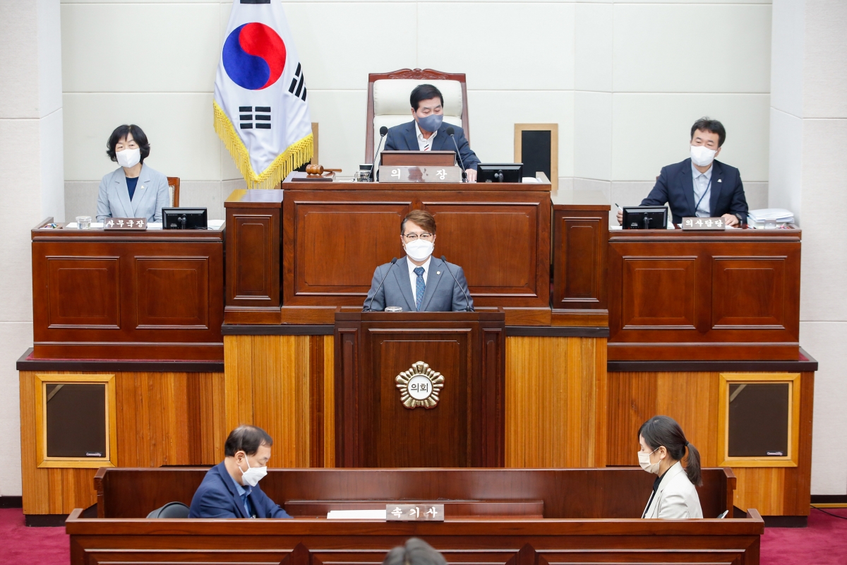 20220923-038[_P7U3518-제261회 제1차 정례회 제2차 본회의시 김민성 산업건설위원회간사 조례안 심사결과보고.JPG