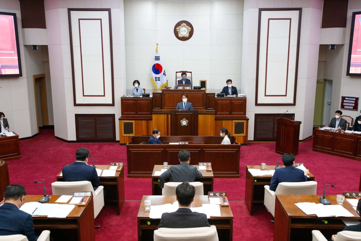20220923-039[_P7U3520-제261회 제1차 정례회 제2차 본회의시 김민성 산업건설위원회간사 조례안 심사결과보고.JPG