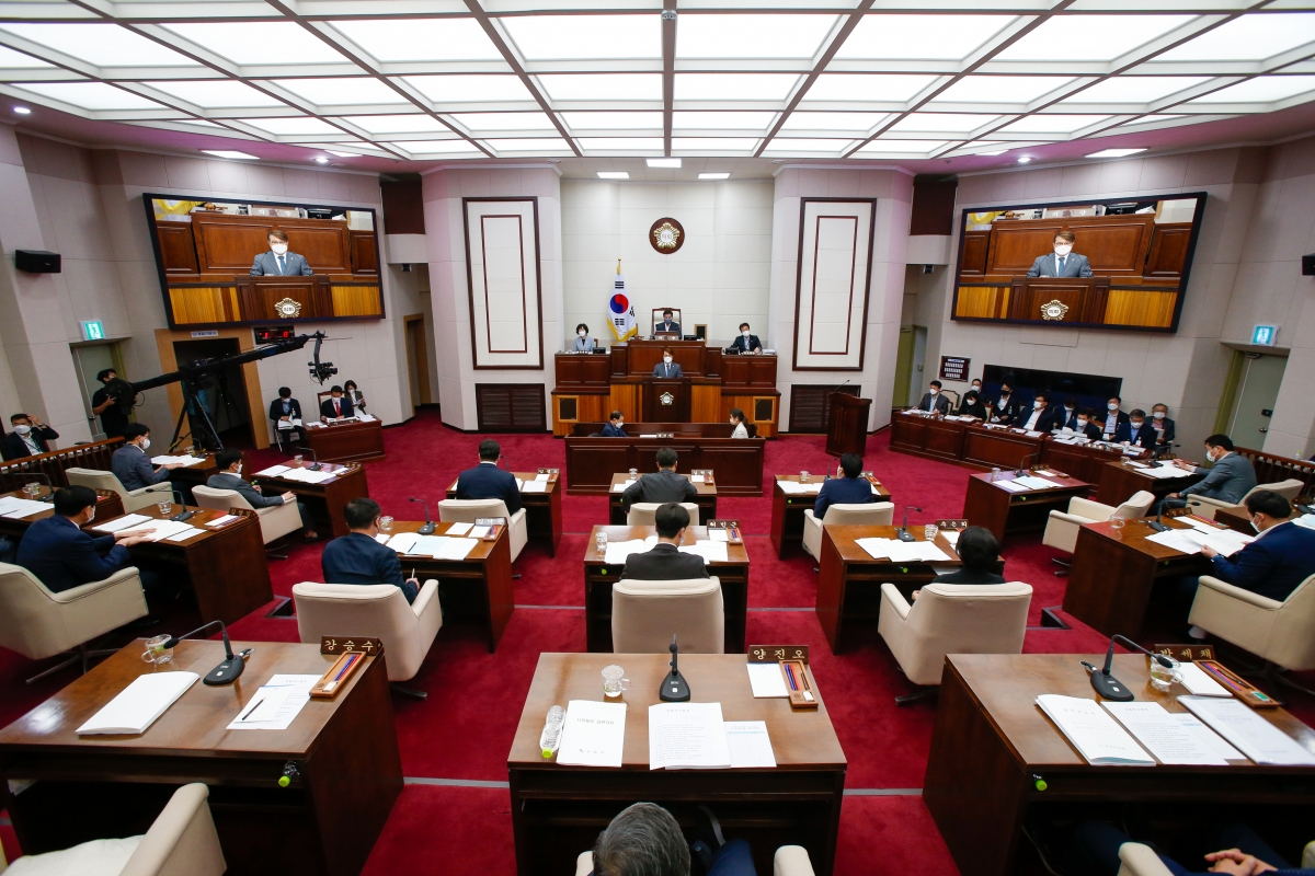 20220923-040[_P7U3523-제261회 제1차 정례회 제2차 본회의시 김민성 산업건설위원회간사 조례안 심사결과보고 복사.jpg