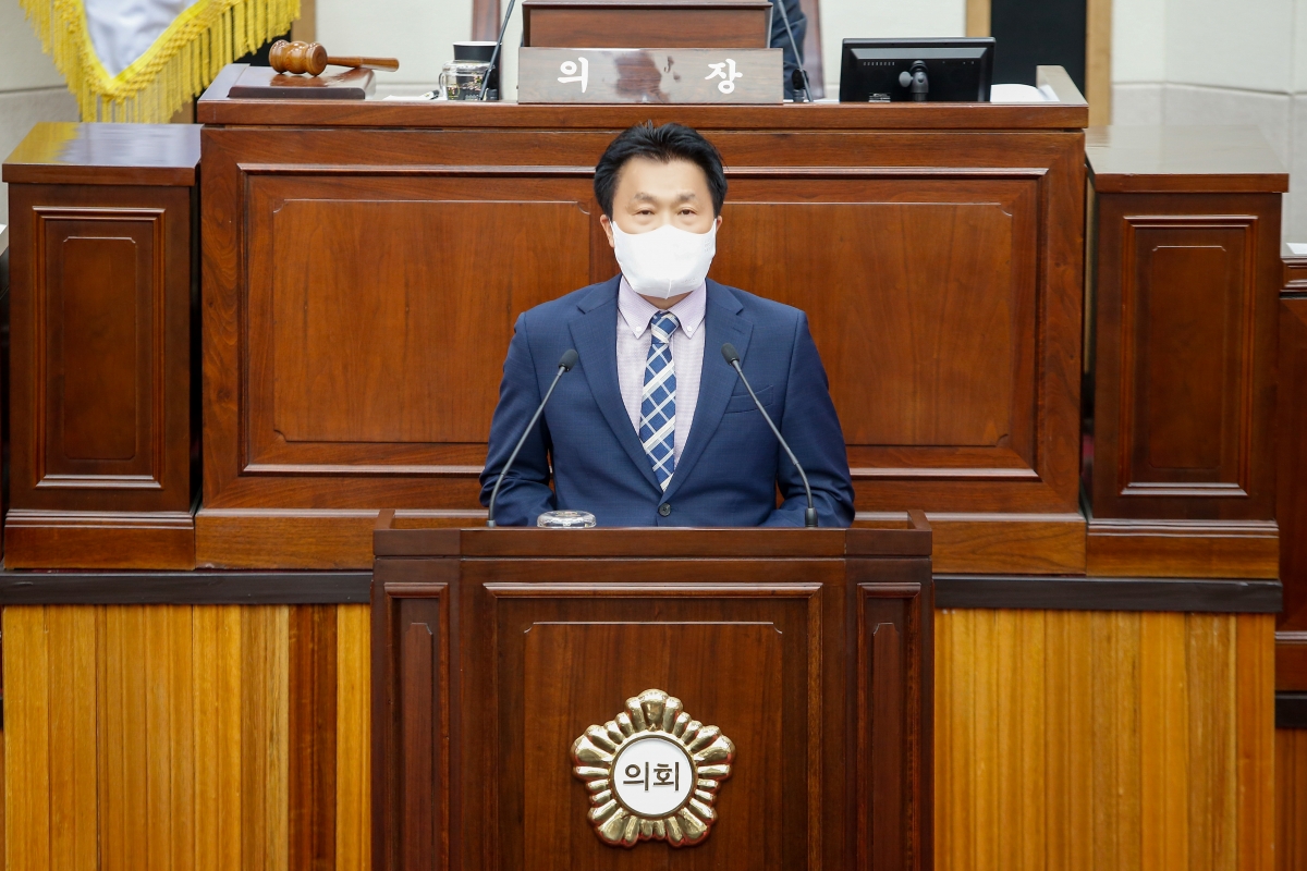 20220923-050[_P7U3554-제261회 제1차 정례회 제2차 본회의시 김영태 의회운영위원장 2022년도 행정사무감사 결과보고.jpg