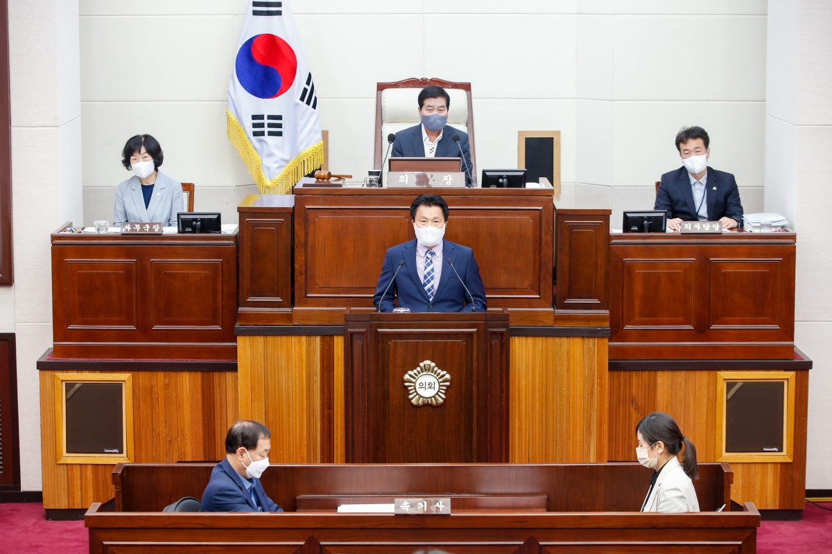 20220923-051[_P7U3556-제261회 제1차 정례회 제2차 본회의시 김영태 의회운영위원장 2022년도 행정사무감사 결과보고.JPG