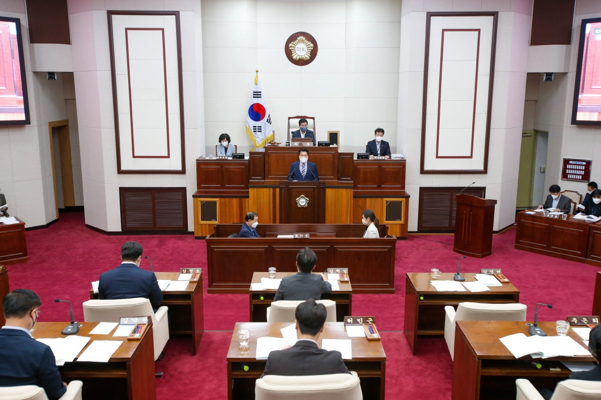 20220923-052[_P7U3558-제261회 제1차 정례회 제2차 본회의시 김영태 의회운영위원장 2022년도 행정사무감사 결과보고.JPG