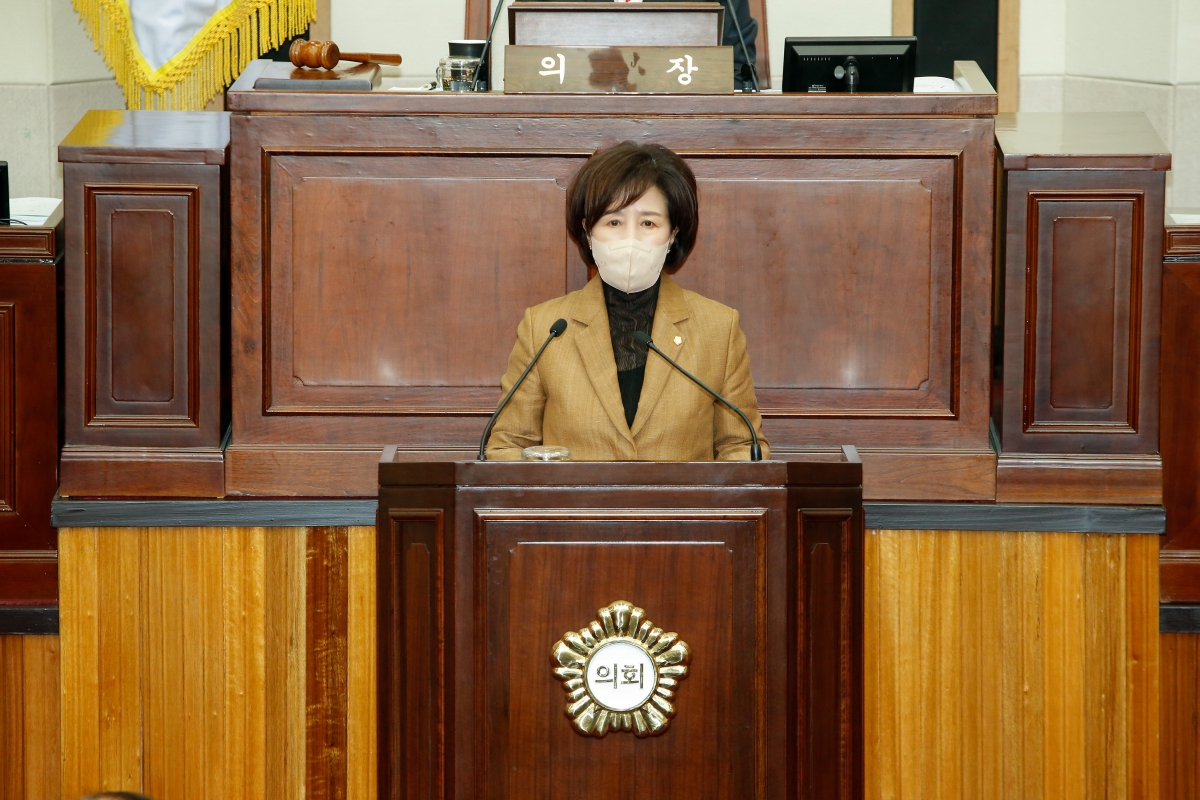 20220923-054[_P7U3566-제261회 제1차 정례회 제2차 본회의시 이명희 기획행정위원장 2022년도 행정사무감사 결과보고.jpg