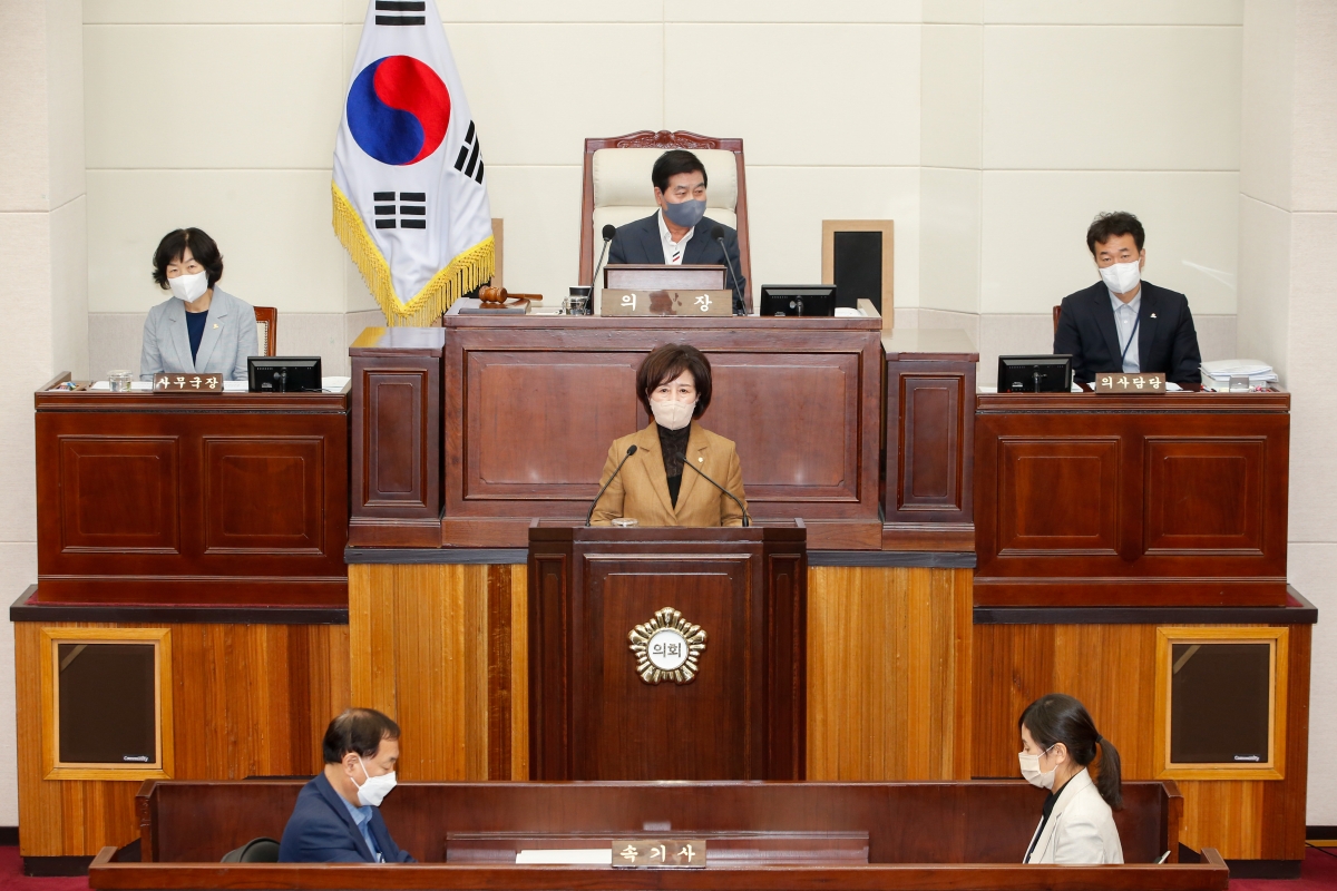 20220923-055[_P7U3567-제261회 제1차 정례회 제2차 본회의시 이명희 기획행정위원장 2022년도 행정사무감사 결과보고.JPG