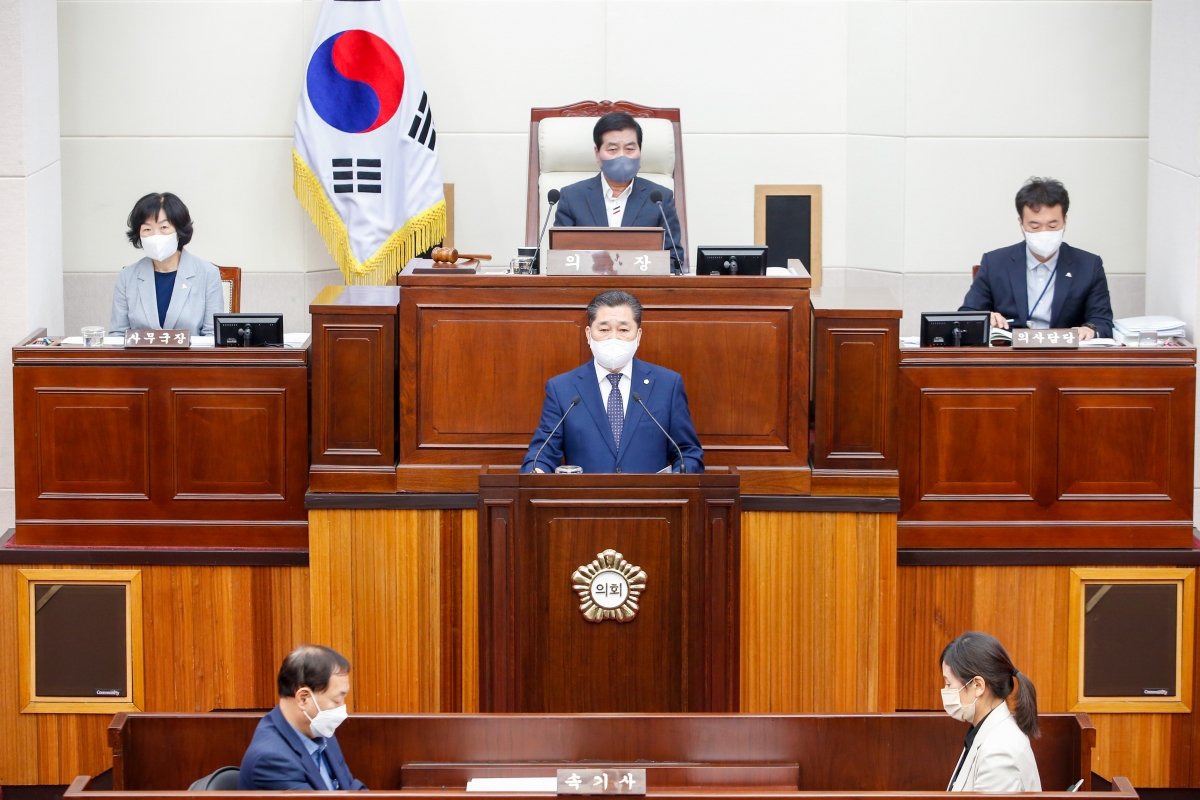 20220923-059[_P7U3579-제261회 제1차 정례회 제2차 본회의시 박세채 산업건설위원장 2022년도 행정사무감사 결과보고.JPG