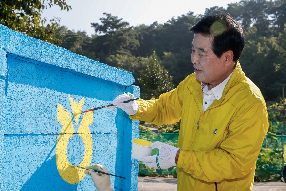 20220930-020[_P7U4778-1-인동농협 새벽봉사단 담벼락 그리기사업 현장 방문 격려.jpg