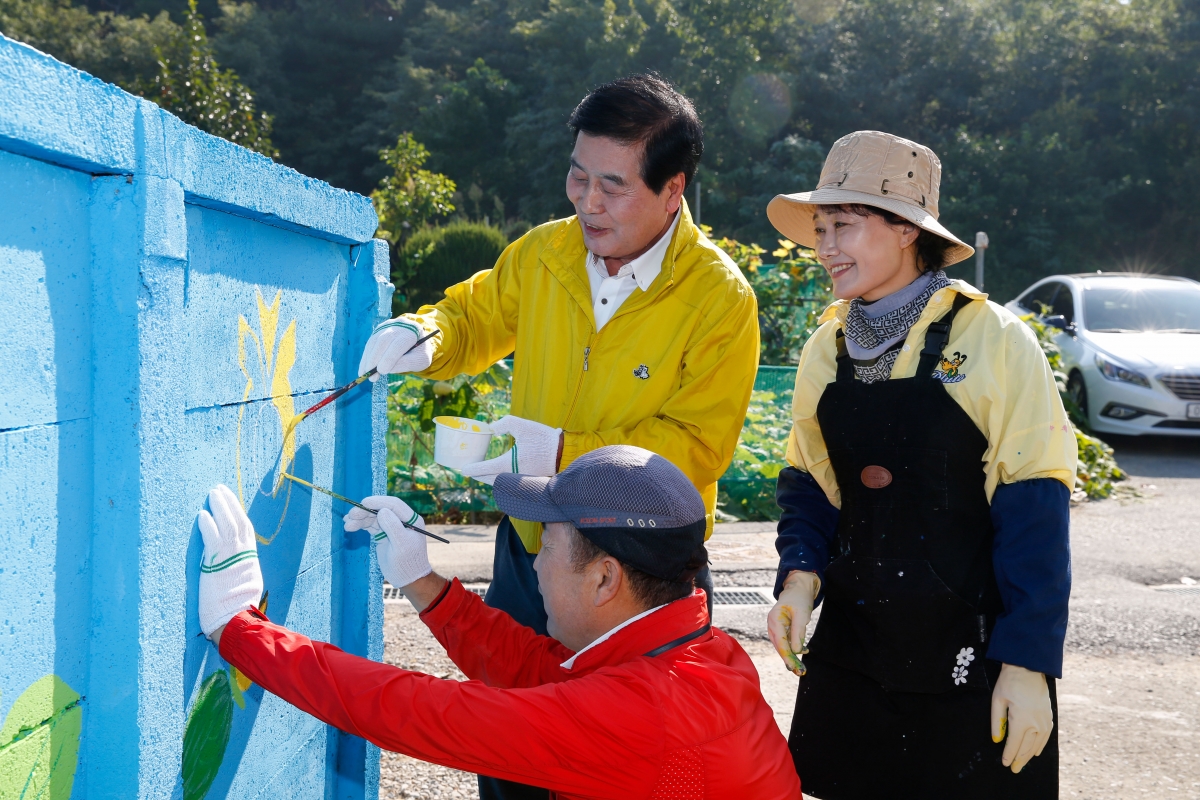 20220930-012[_P7U4760-1-인동농협 새벽봉사단 담벼락 그리기사업 현장 방문 격려.jpg