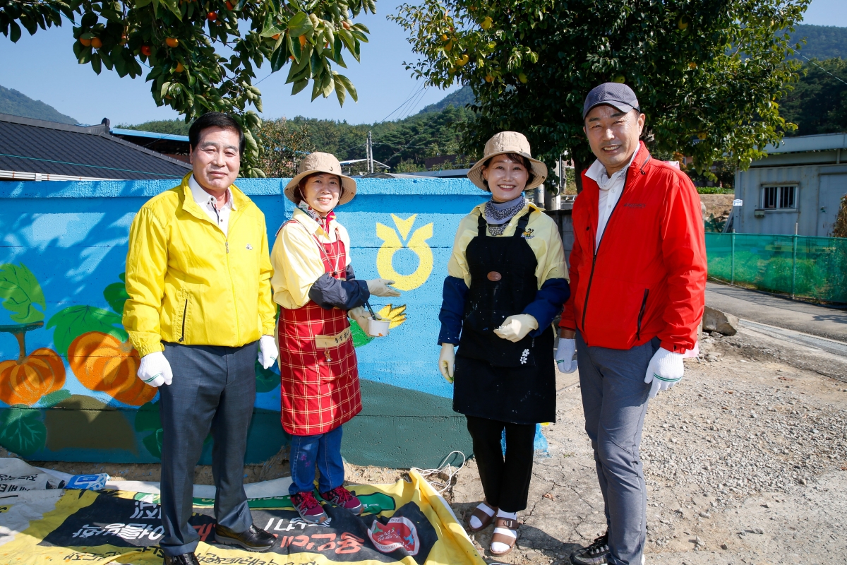 20220930-023[_P7U4786-1-인동농협 새벽봉사단 담벼락 그리기사업 현장 방문 격려.jpg