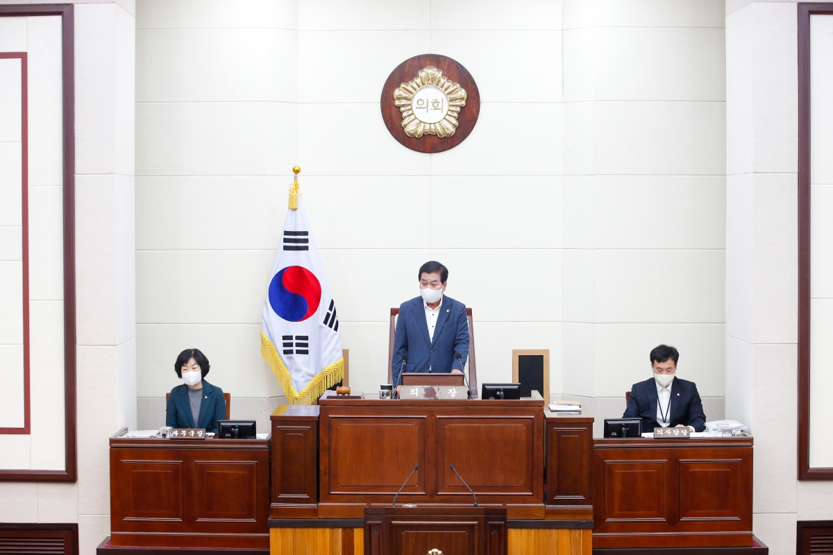 20221018-003[_P7U6956-제262회 임시회 제1차 본회의시 안주찬 의장 회의주재.JPG
